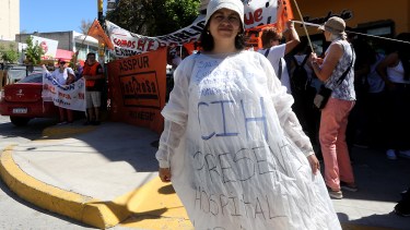 Los trabajadores buscaron la forma de llamar la atención en su recorrido por las calles de Roca. (foto: Juan Thomes)