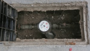 Robaron otros 17 medidores de agua y saltó la polémica por la falta de móviles policiales en Roca