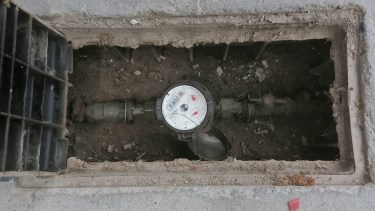 Robaron otros 17 medidores de agua y saltó la polémica por la falta de móviles policiales en Roca