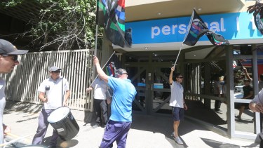 Trabajadores de la televisión se movilizaron en Roca para reclamar por un aumento salarial