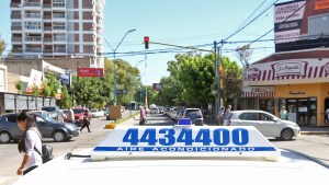 Piden aumentar la tarifa de taxi antes de lo acordado en Roca: «sufrimos un golpe brutal»