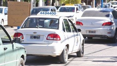 Enojo de taxistas por el pedido de inserción de Uber en Roca. Foto: Juan Thomes.