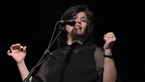 Sofía Miloni, la voz ganadora del Pre Cosquín, despide el año en Bariloche