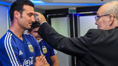 La simbólica imagen que dejó el encuentro entre Lionel Scaloni y Alejandro Sabella en el predio de la AFA. 