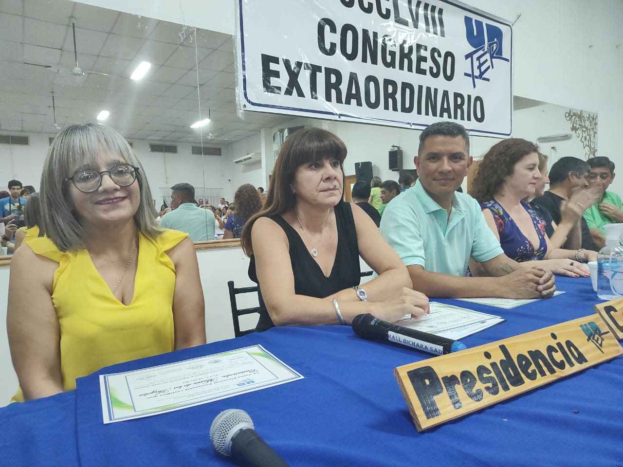 Silvana Inostroza (centro) dijo que esta conducción está dispuesta a brindar una respuesta a los docentes que se vieron perjudicados por la compra de lotes. foto: archivo. 