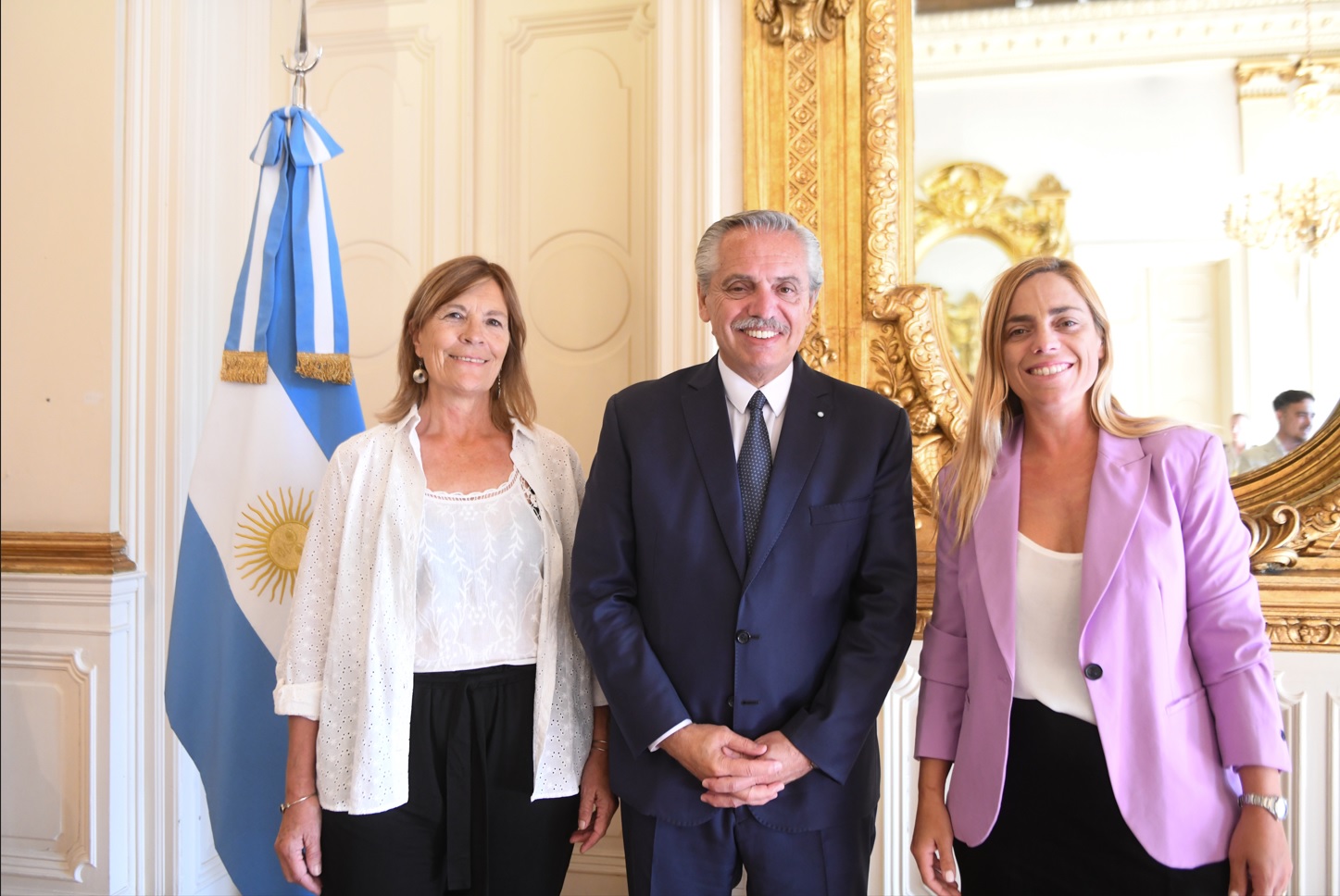 El presidente, Alberto Fernández, junto a la exdiputada Horne y a la intendenta Soria, ayer en Casa Rosada.