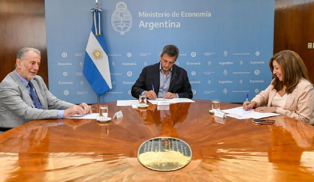 La firma del convenio se realizó en la sede del Ministerio de Economía de la Nación. Foto Gentileza.