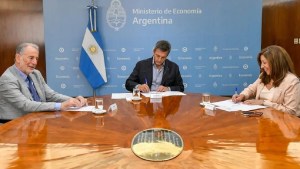 Sergio Massa y Carreras firmaron un convenio por una obra millonaria del sistema de riego de Viedma