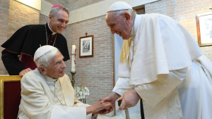 Benedicto XVI sigue grave y el Vaticano ya prepara su funeral: cómo será la ceremonia