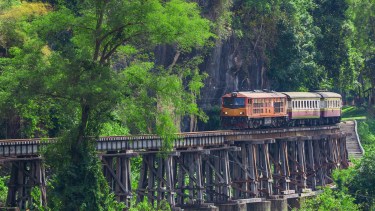 Un turista abrió la puerta de un vagón del tren e intentó sacarse una selfie, pero murió en el acto. Foto Gentileza.