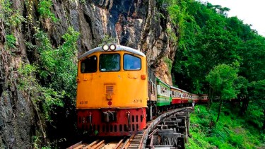 Selfie fatal en Tailandia: abrió la puerta del tren para sacarse una foto y murió al caer a un acantilado