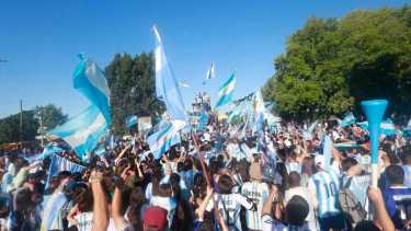 La Fuente Pucará es el lugar de reunión elegido por viedmenses para los festejos deportivos. Foto: Pablo Leguizamon