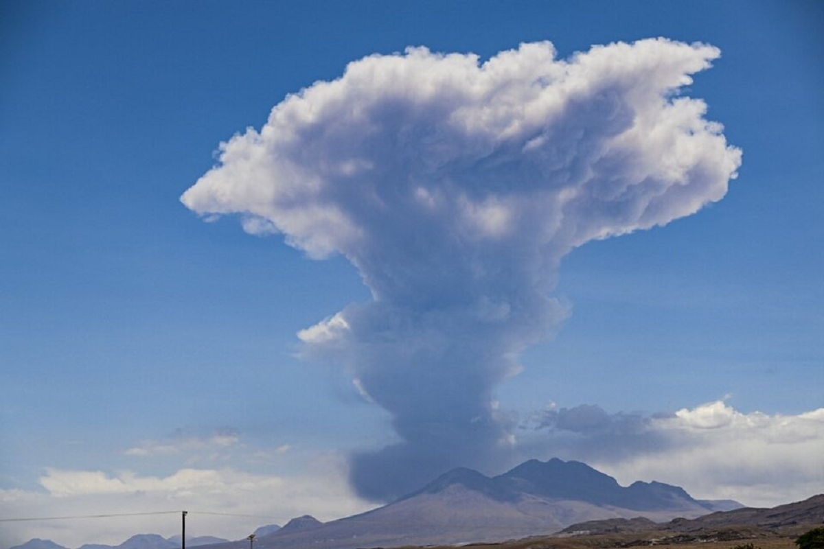 El volcán Láscar en Chile provocó sismo y aumentó su actividad. 