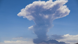 Un volcán de Chile entró en actividad y puede afectar a una provincia argentina