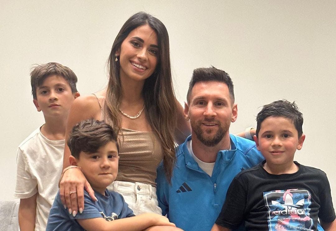 Messi junto a Antonela y sus tres hijos en su día libre.