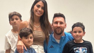 Messi junto a Antonela y sus tres hijos en su día libre.