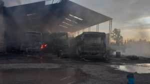 Se incendiaron cuatro colectivos en un taller mecánico