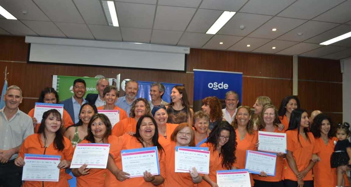 Egresan alumnos del curso de la Fundación OSDE que capacita cuidadores de adultos