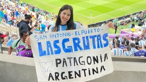Con la bandera de Las Grutas para alentar a Argentina en Qatar: el día que Paula no olvidará