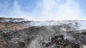 El incendio en el basural de Cipolletti lleva una semana activo y el humo llegó a Neuquén