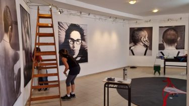 Postales del montaje de la muestra "Fuera de línea", de la artista Andrea Scatena con la curaduría de la artista visual y arquitecta Silvana Solari.