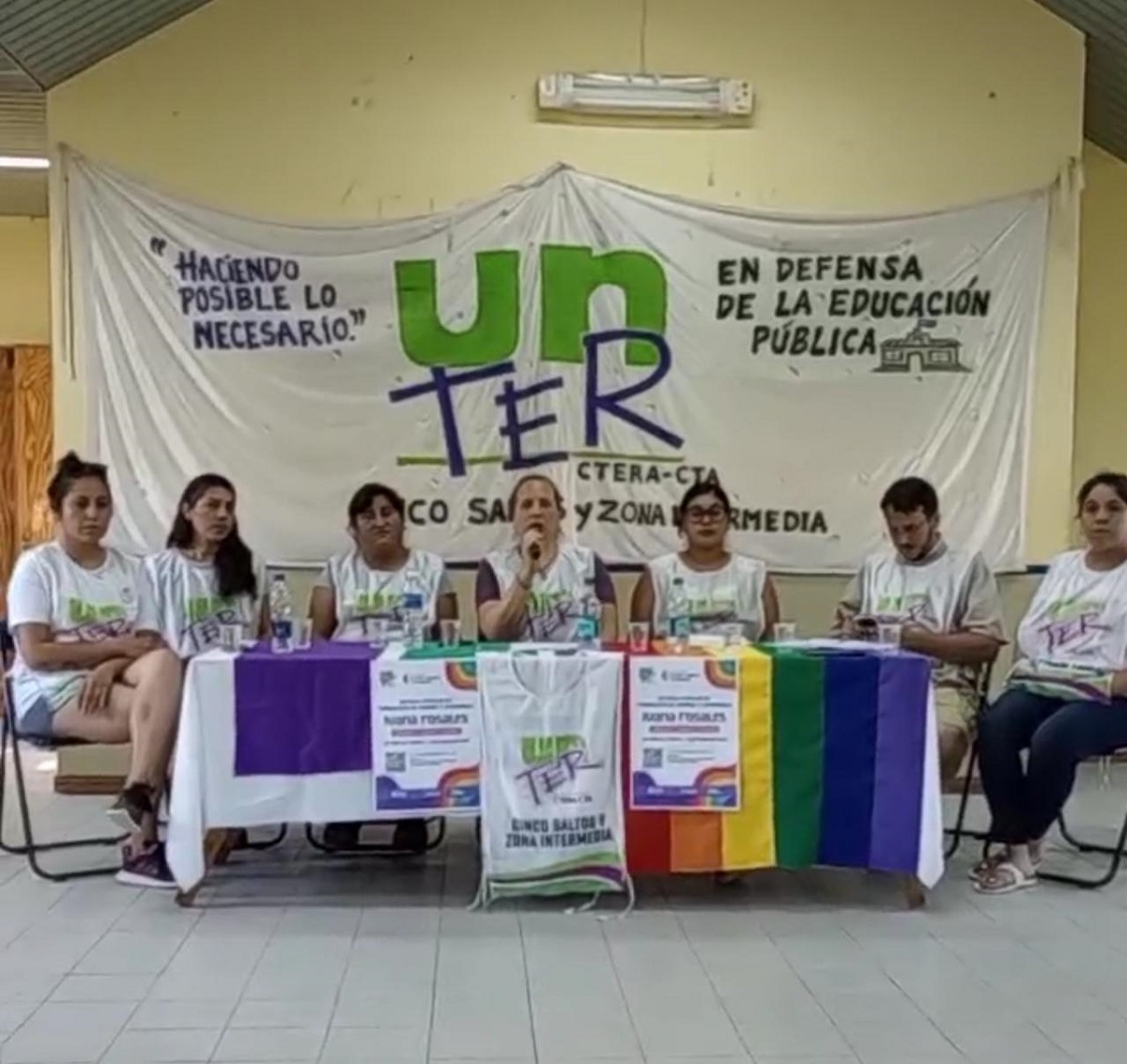 Unter Cinco Saltos brindó  una conferencia de prensa por Facebook en apoyo a la docente discriminada. 