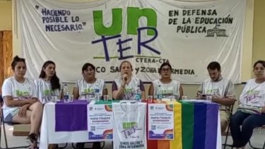 Unter Cinco Saltos brindó  una conferencia de prensa por Facebook en apoyo a la docente discriminada. 