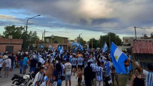 ¡Una locura!, escribió toda su camioneta con aerosol para alentar a la Selección en Fernández Oro