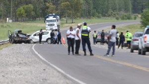 Investigan las causas del choque frontal de Viedma, donde murió una mujer