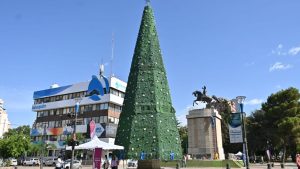 El árbol de navidad quedó instalado y ya se puede disfrutar en Neuquén  