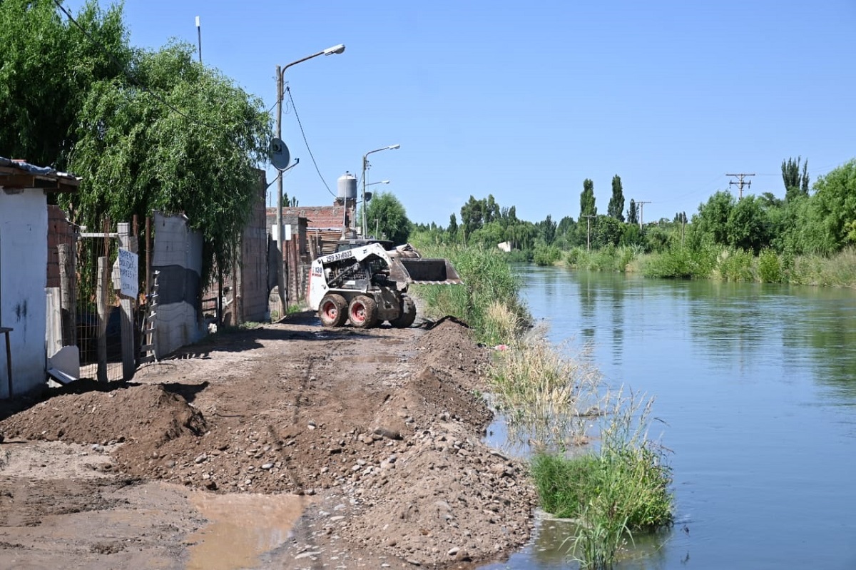 Luego de los reclamos, personal municipal realizó trabajos sobre el canal para disminuir la crecida del canal sobre las viviendas. Foto Florencia Salto.