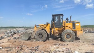 Continúa el humo en el basural de Cipolletti, hoy esperan apagar los últimos focos de incendio