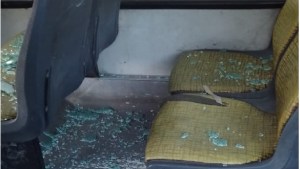 Ataques a piedrazos a vehículos en Neuquén: uno impactó sobre un colectivo e hirió a pasajeros