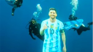 Locura con Messi en la India: así bucean con una gigantografía de Leo en el Índico