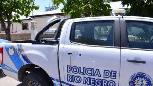 Insólito: una policía alcoholizada hacía controles y chocó el patrullero en Roca
