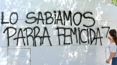 Video: «Asesino», el grito afuera de la audiencia contra Parra por el femicidio de Agustina Fernández