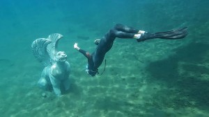 Impresionante: apareció una figura misteriosa en las profundidades del lago Moquehue