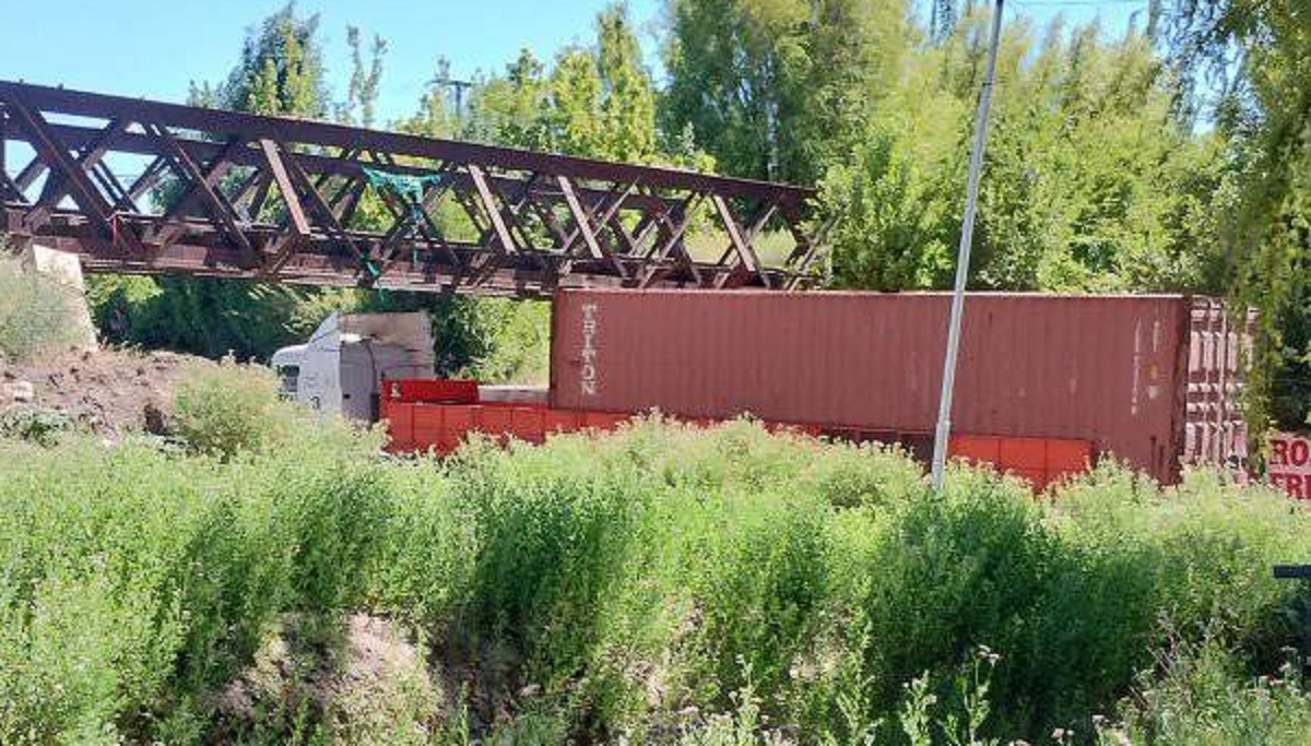 El puente ferroviario de Cipolletti permite el paso de camiones que midan menos de 4,10 metros. Foto: Gentileza