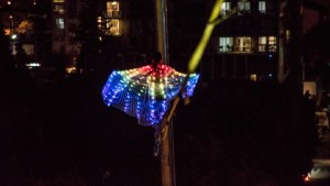 Impactante: pasó de un edificio a una grúa sobre una cinta de nylon, en Neuquén