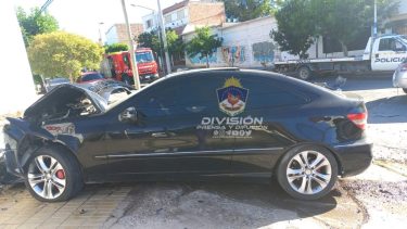 El vehículo quedó estrellado contra la pared en Catriel y Roca. Foto: Policía de Neuquén