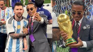 La dura sanción para el chef Salt Bae por irrumpir en los festejos de la Selección Argentina en Qatar