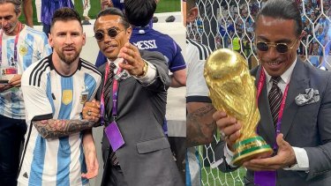 Salt Bae incomodó a los jugadores argentinos al querer fotografiarse con la Copa del Mundo.