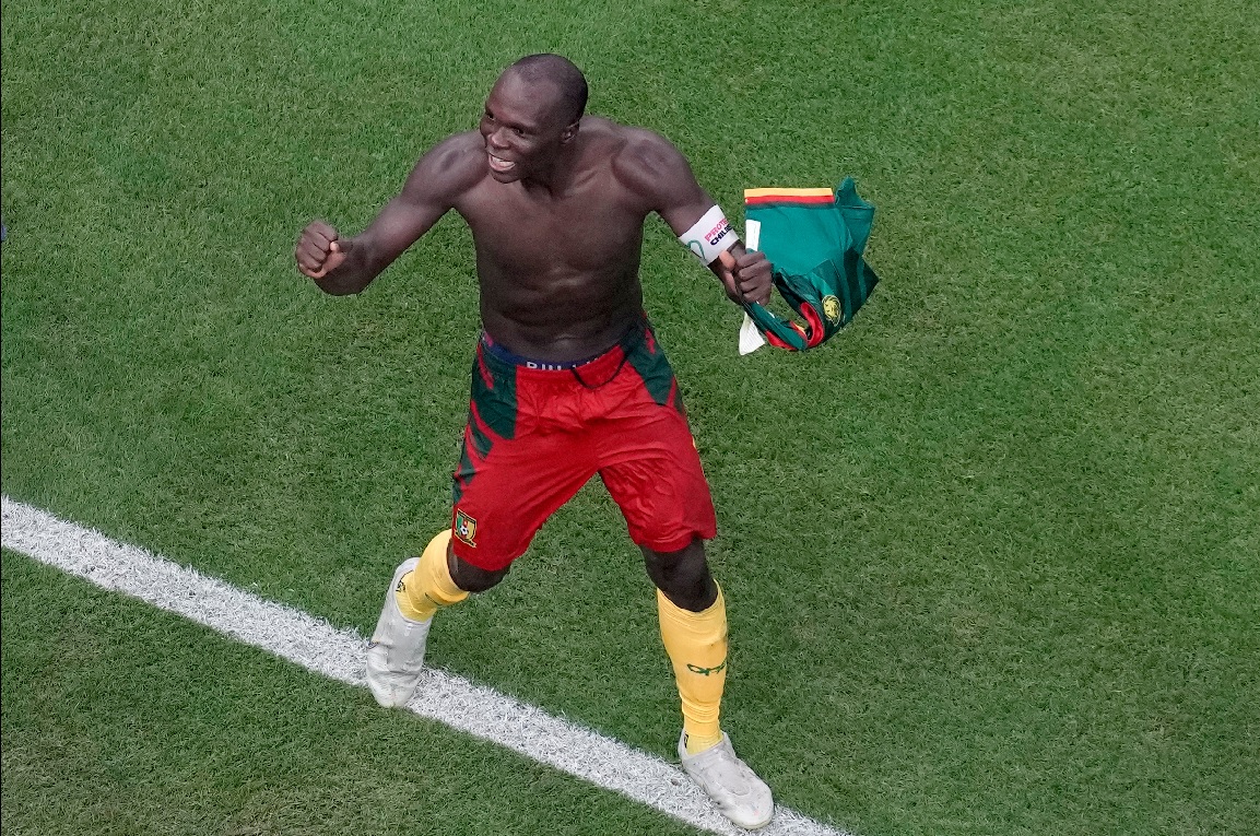 Vincent Aboubakar festeja un gol para la historia, porque pese a quedar eliminado, Camerún derrotó a Brasil. Foto. AP 