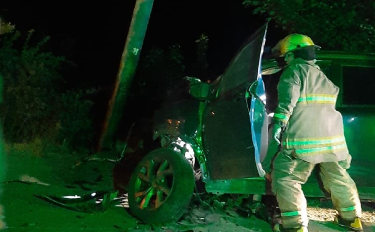Un automóvil Citroën C4 impactó con un poste de luz esta madrugada en los kilómetros de Bariloche. Gentileza