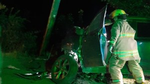 Un auto impactó contra un poste de energía y dejó sin luz a decenas de barrios en Bariloche