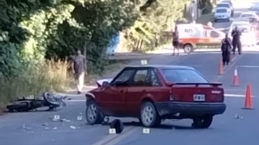 Un vehículo quedó atravesado en la avenida Bustillo, en Bariloche y la moto con severos daños tras un choque. Gentileza