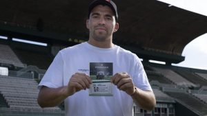 El Huevo Acuña fue reconocido por Racing y Ferro después de ser campeón del mundo