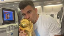 Imagen de La felicidad del «Huevo» Acuña con la copa y en el avión de regreso al país