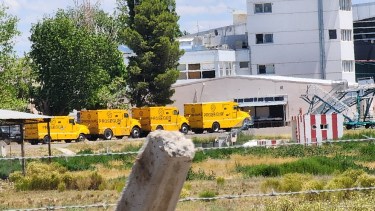El operativo que despertó curiosidad en el aeropuerto de Neuquén. Foto: Gentileza @MovilRigo