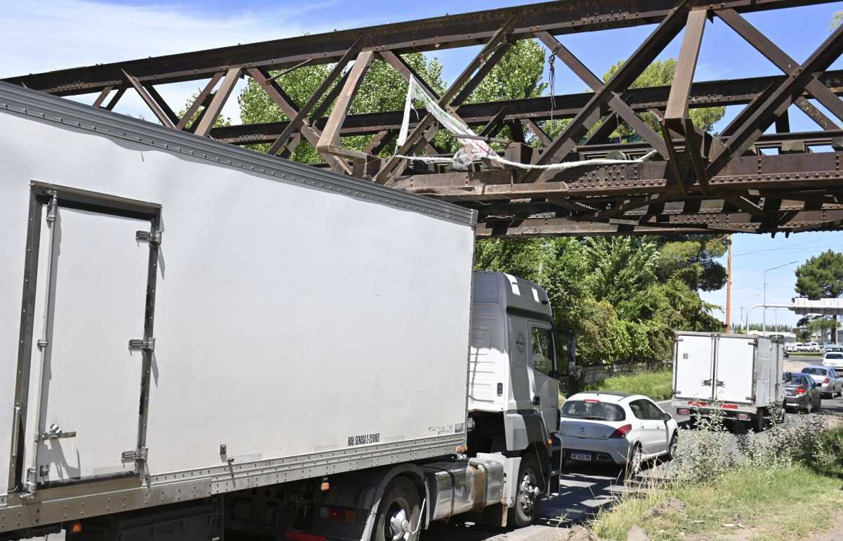 El intendente de Cipolletti dio detalles acerca de la solución para evitar choques debajo del puente ferroviario. Foto: Archivo (Florencia Salto)